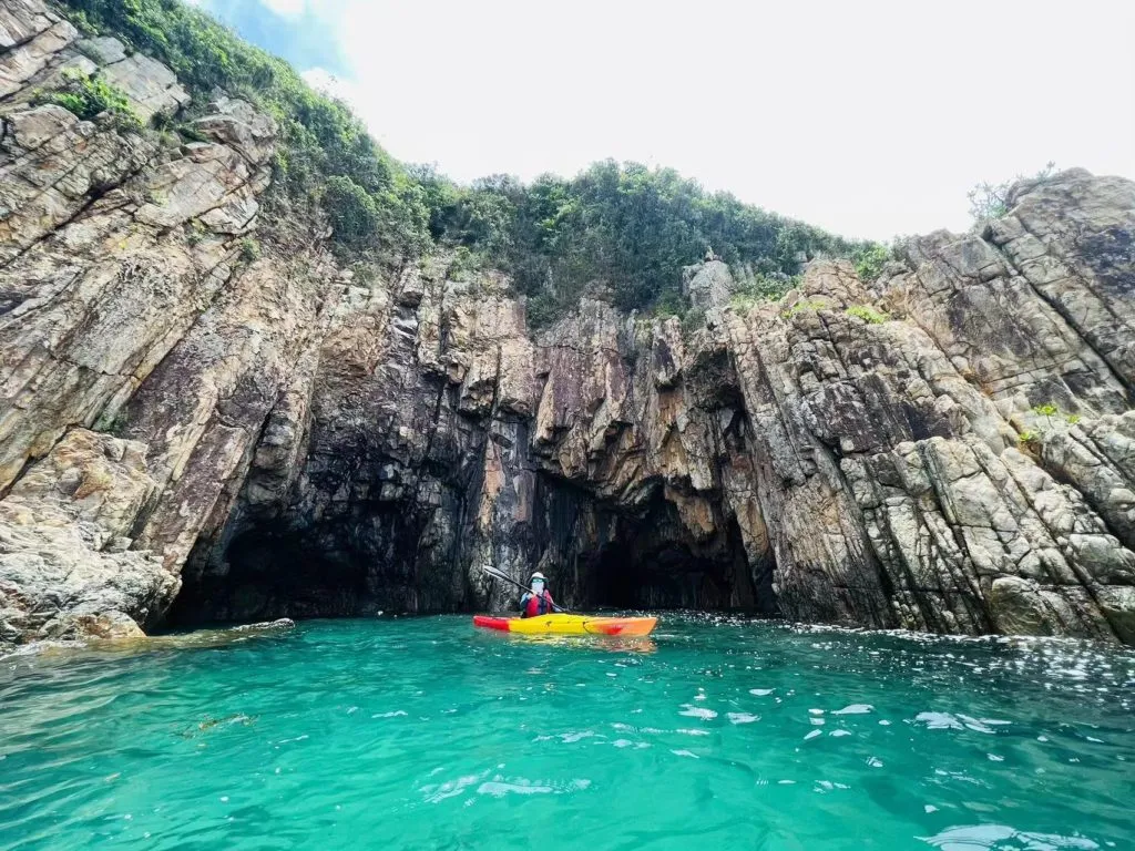 浮潛探索海蝕洞2.webp